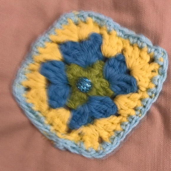 Women’s UPCYCLED EUC Sz 9 HAND CRAFTED, CROCHETED Chic Tan with Blue Crochet - Picture 14 of 16